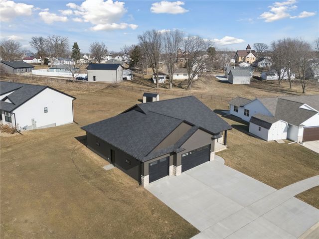 718 Pointer Circle, Center Point, IA 52213