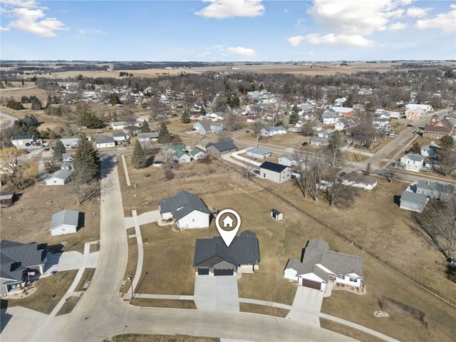 718 Pointer Circle, Center Point, IA 52213