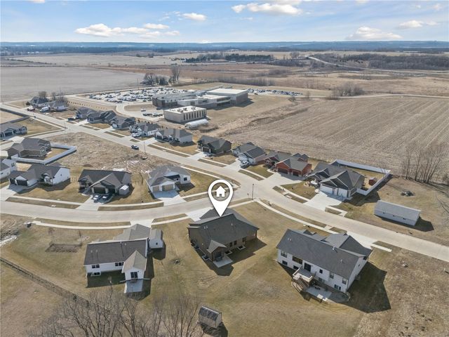 718 Pointer Circle, Center Point, IA 52213