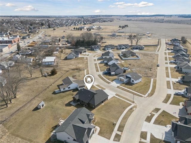 718 Pointer Circle, Center Point, IA 52213