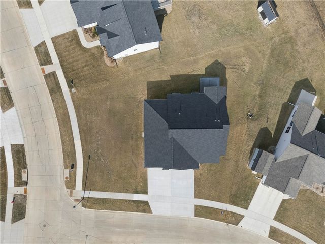 718 Pointer Circle, Center Point, IA 52213