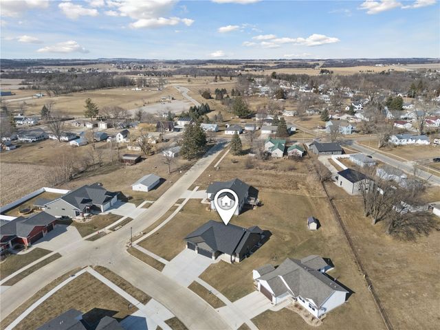 718 Pointer Circle, Center Point, IA 52213