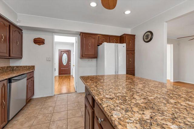 10 Sycamore Road, Glen Cove, NY 11542