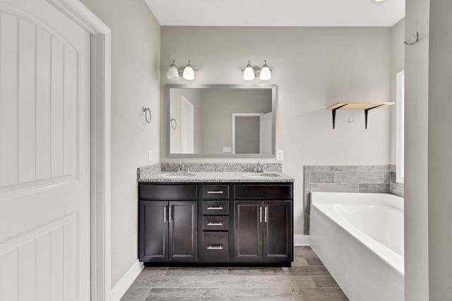 987 Promenade Dr, Adams, TN 37010