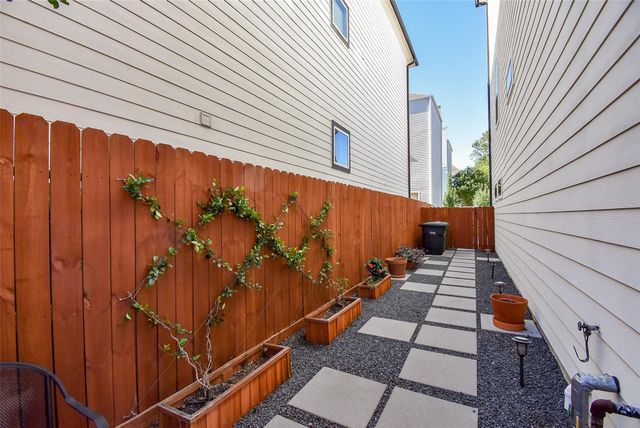 918 W 25th Street E, Houston, TX 77008