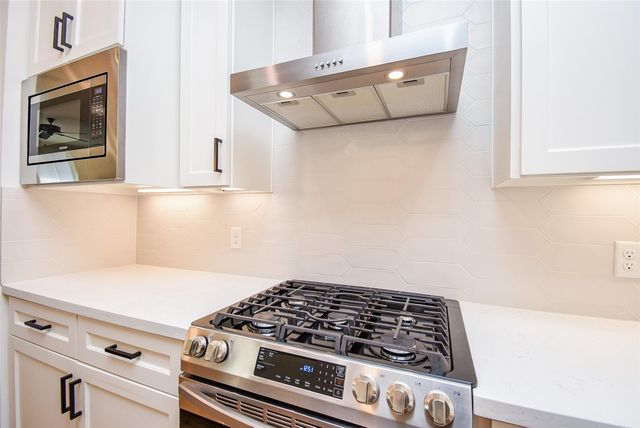 918 W 25th Street E, Houston, TX 77008