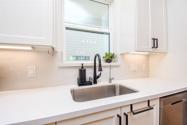 918 W 25th Street E, Houston, TX 77008