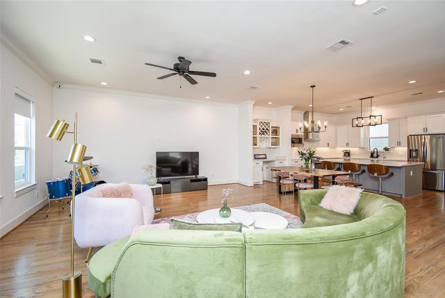 918 W 25th Street E, Houston, TX 77008