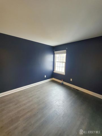 102 Lawrence Lane 28, New Brunswick, NJ 08901