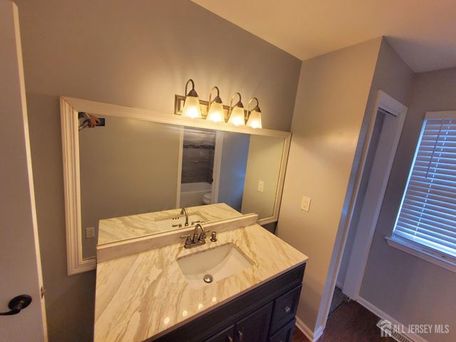 102 Lawrence Lane 28, New Brunswick, NJ 08901