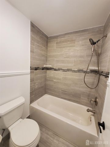 102 Lawrence Lane 28, New Brunswick, NJ 08901