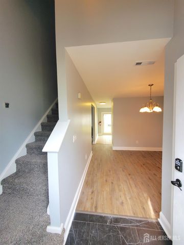 102 Lawrence Lane 28, New Brunswick, NJ 08901