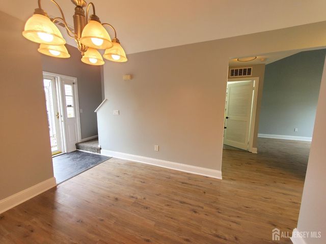 102 Lawrence Lane 28, New Brunswick, NJ 08901
