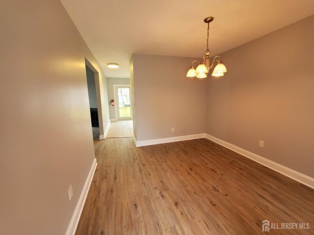 102 Lawrence Lane 28, New Brunswick, NJ 08901