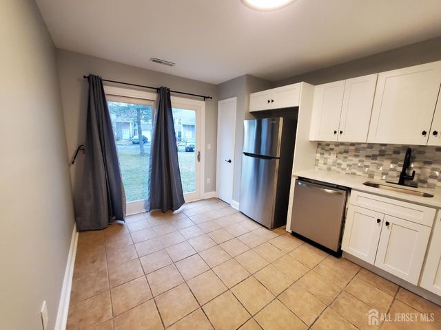 102 Lawrence Lane 28, New Brunswick, NJ 08901