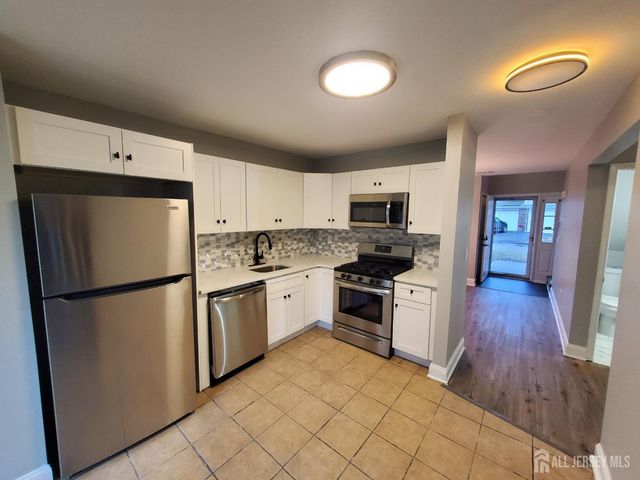 102 Lawrence Lane 28, New Brunswick, NJ 08901