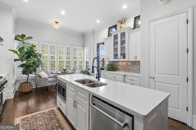 709 Hammond Drive, Woodstock, GA 30188