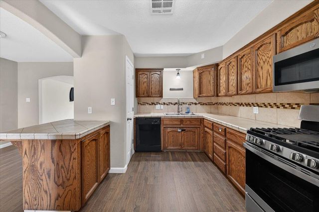 1524 W Fountain Way, Fresno, CA 93705