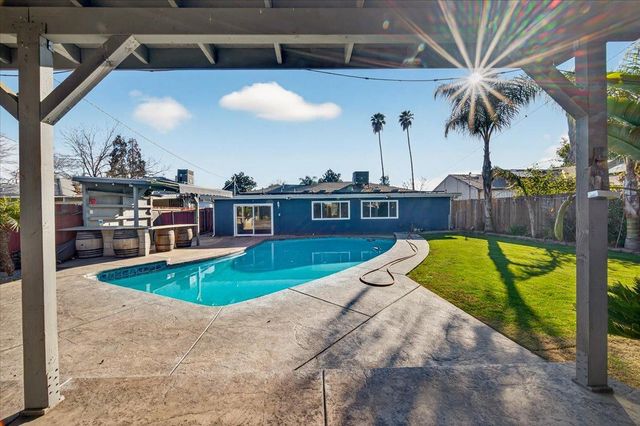 1524 W Fountain Way, Fresno, CA 93705