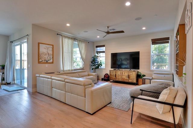 2995 Middlebury Dr, Lathrop, CA 95330