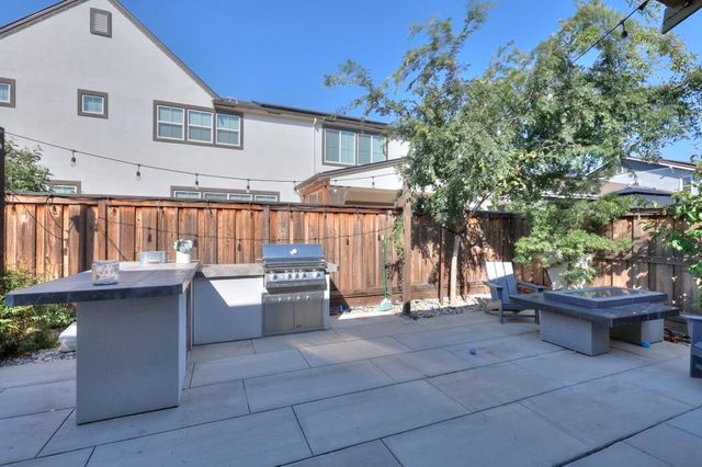 2995 Middlebury Dr, Lathrop, CA 95330