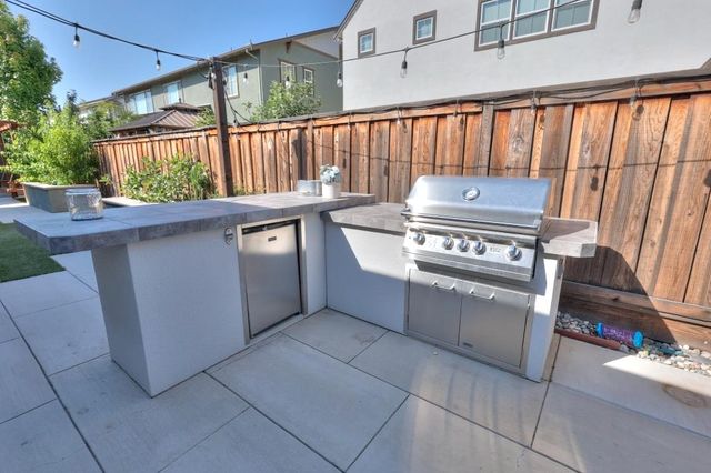 2995 Middlebury Dr, Lathrop, CA 95330