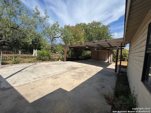 1067 RAYBURN DR, San Antonio, TX 78221