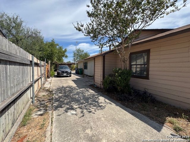 1067 RAYBURN DR, San Antonio, TX 78221