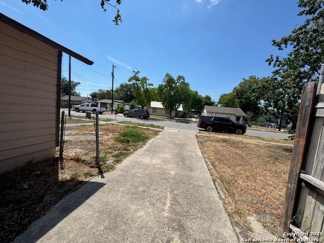 1067 RAYBURN DR, San Antonio, TX 78221
