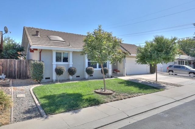 3808 Poinsettia Dr, Modesto, CA 95356