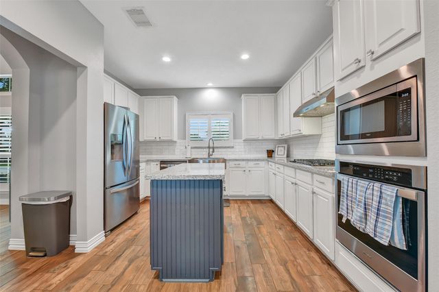 910 High Ridge Circle, Friendswood, TX 77546
