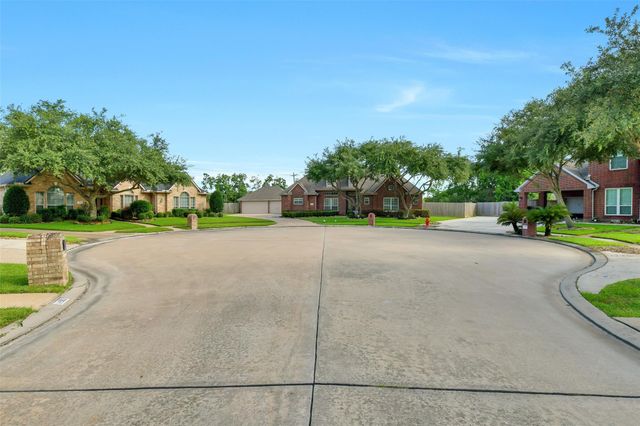 910 High Ridge Circle, Friendswood, TX 77546