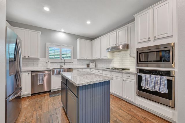 910 High Ridge Circle, Friendswood, TX 77546