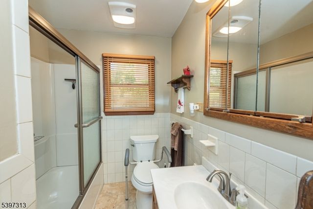45 Lakeside Trl, Kinnelon Boro, NJ 07405