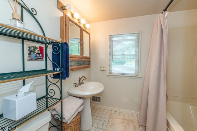 45 Lakeside Trl, Kinnelon Boro, NJ 07405