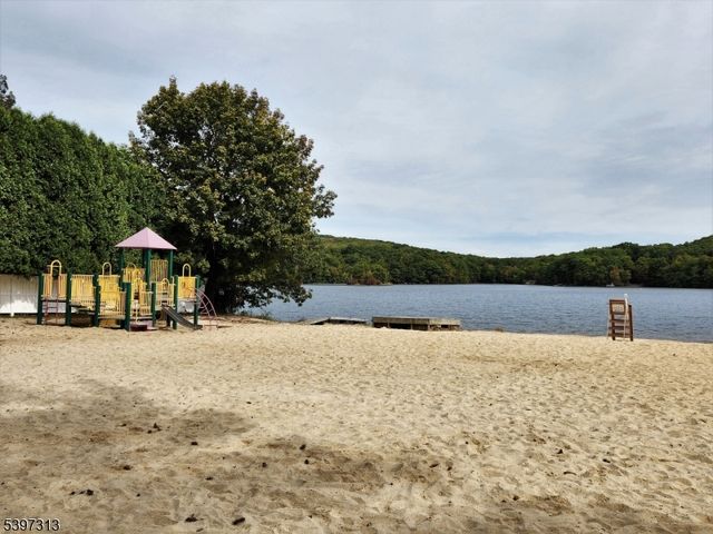 45 Lakeside Trl, Kinnelon Boro, NJ 07405