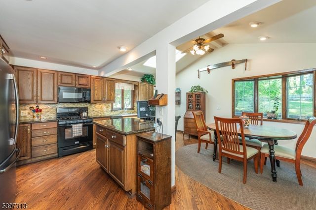 45 Lakeside Trl, Kinnelon Boro, NJ 07405
