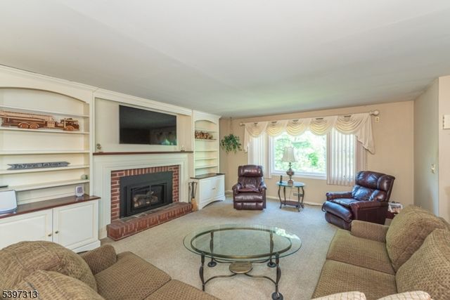 45 Lakeside Trl, Kinnelon Boro, NJ 07405