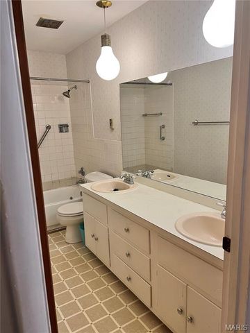 7601 Hazelcrest Drive E, Hazelwood, MO 63042