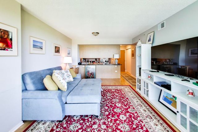 9655 WOODS Drive 814, Skokie, IL 60077