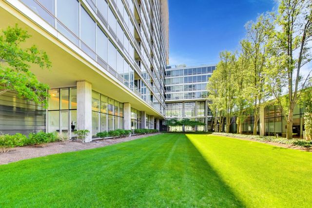 9655 WOODS Drive 814, Skokie, IL 60077