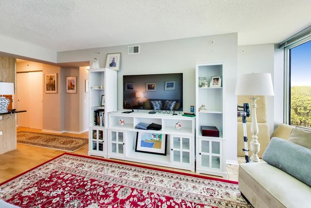 9655 WOODS Drive 814, Skokie, IL 60077