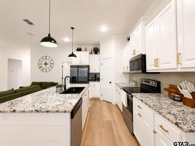 2305 DEBBY LN, Tyler, TX 75701