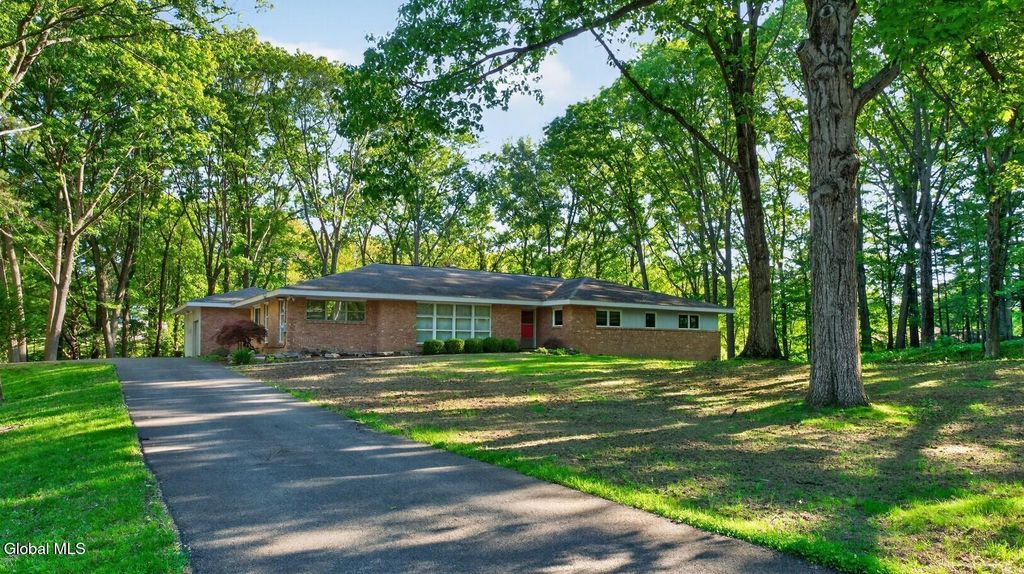 15 N Sage Hill Lane, Menands, NY 12204