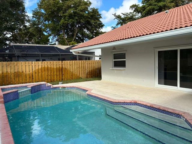 7104 NW 38th Mnr, Coral Springs, FL 33065