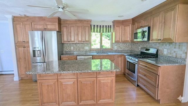 4 Dale St, Burlington, MA 01803