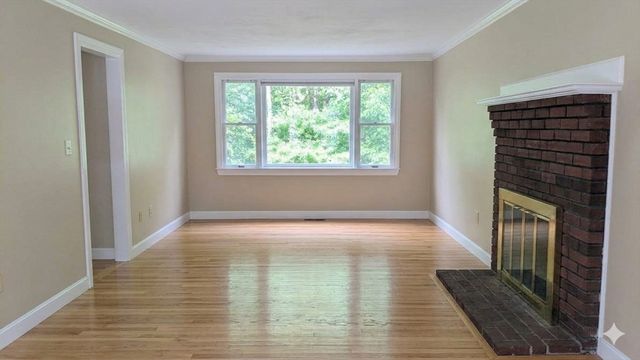 4 Dale St, Burlington, MA 01803