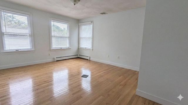 4 Dale St, Burlington, MA 01803