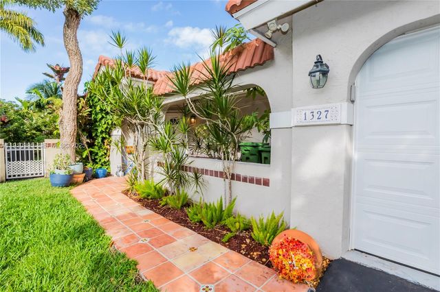 1327 Seagrape Cir, Weston, FL 33326