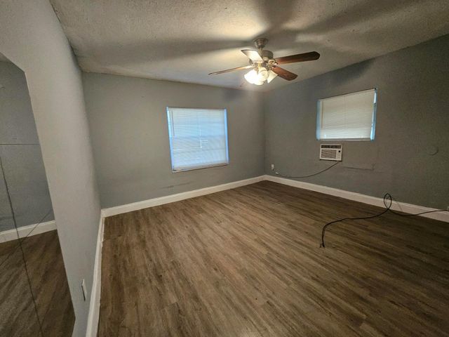 1600 NW 93rd St -, Miami, FL 33147